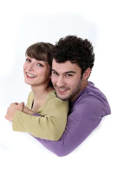 Um jovem casal amoroso abraçando — Fotografia de Stock