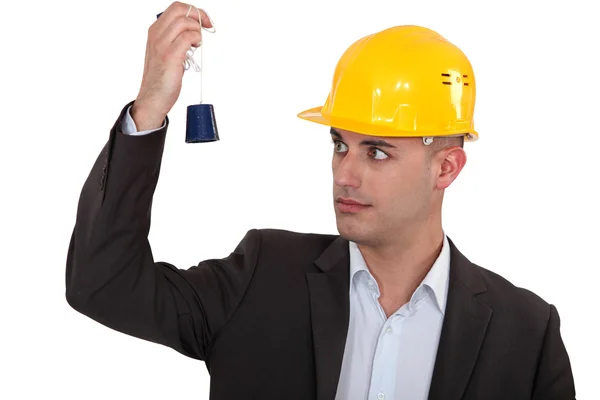 Een bouw manager kijken een voorsprong — Stockfoto