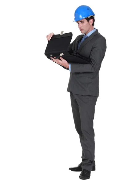 Бизнесмен в каске и портфеле — стоковое фото