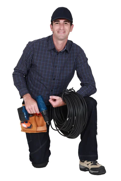 Un elettricista inginocchiato . — Foto Stock