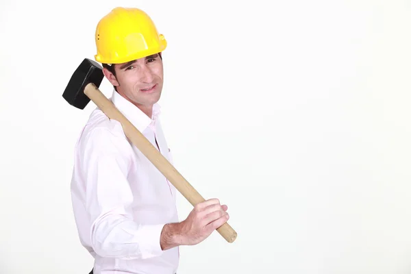 Empresário segurando um capacete e um martelo — Fotografia de Stock