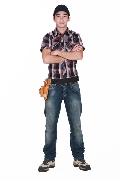 Молодой строитель стоял со сложенными руками — стоковое фото