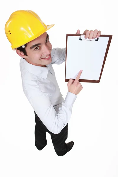 Affärsman som pekar på ett anteckningsblock — Stockfoto