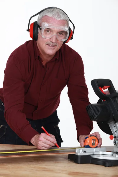 Man met een roterende zaag — Stockfoto