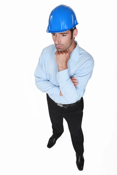 Empresário usando capacete e pensando — Fotografia de Stock