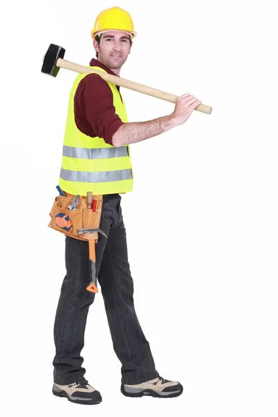 Werknemer slee-hammer over de schouder te dragen — Stockfoto