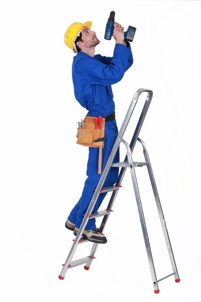 Um zelador a perfurar o tecto . — Fotografia de Stock