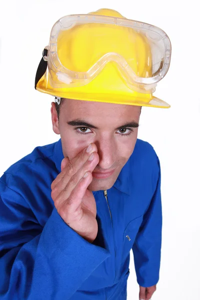 Arbeiter trägt blauen Kesselanzug — Stockfoto