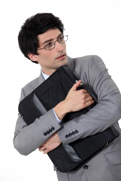 Бизнесмен держит свой портфель крепко — стоковое фото
