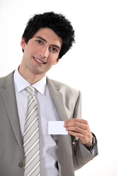 Empresário confiantemente apresentando cartão — Fotografia de Stock