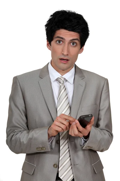 Молодий бізнесмен тримає мобільний телефон — стокове фото