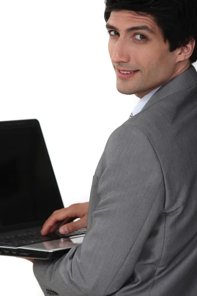 Jonge zakenman die op laptop werkt — Stockfoto