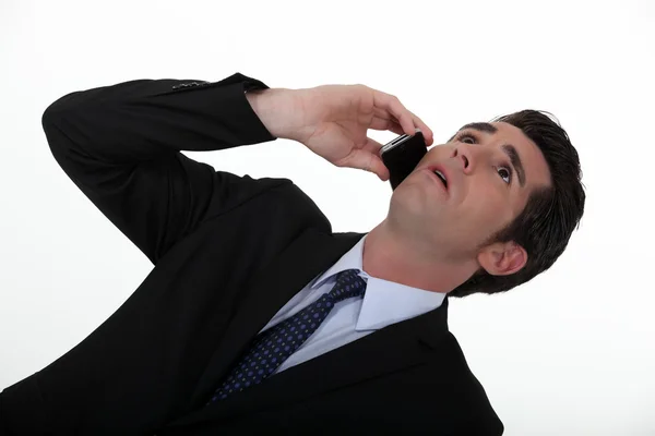 Foto en ángulo de un hombre de negocios con un teléfono móvil — Foto de Stock