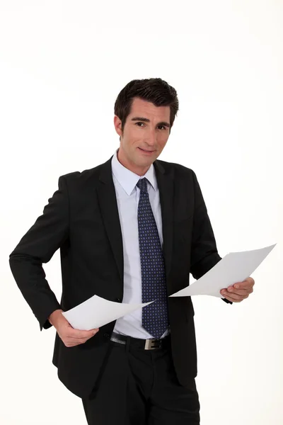Бизнесмен стоял с двумя документами — стоковое фото
