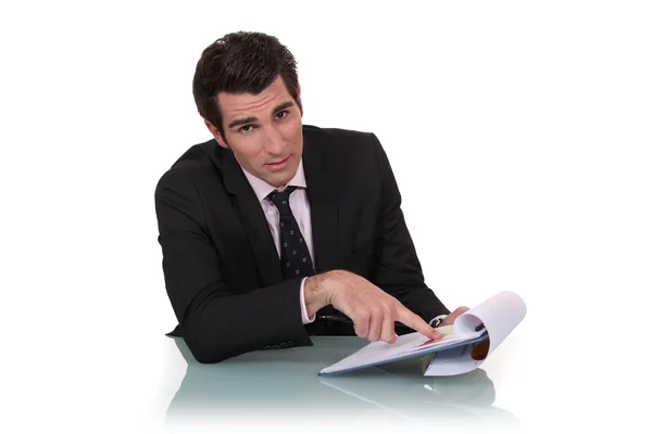 Businessman pointing to his clipboard — Stock Photo, Image