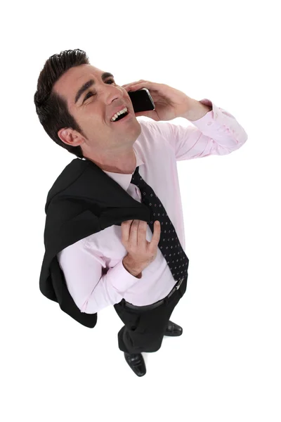 Бізнесмен сміється голосно під час дзвінка — стокове фото