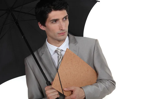 Un hombre de negocios con un paraguas . — Foto de Stock