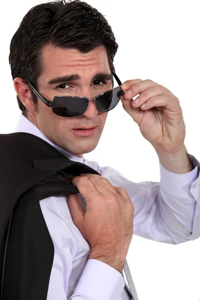 Homem de negócios legal usando óculos de sol — Fotografia de Stock