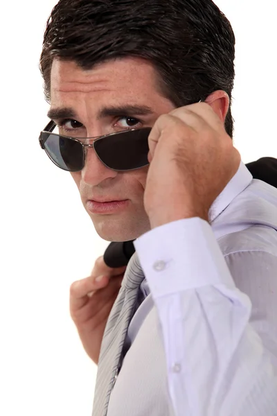 Biznesmen, wpatrując się w jego okulary — Zdjęcie stockowe