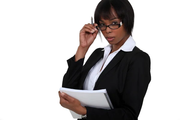Portret van zwarte zakenvrouw met glazen verlaagde bedrijf notebook — Stockfoto