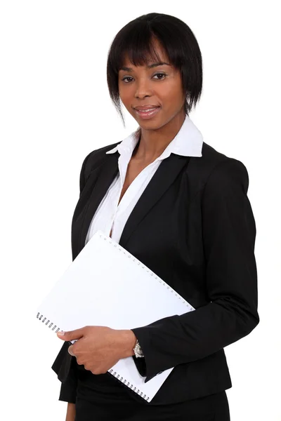 Mujer de pie con carpeta — Foto de Stock