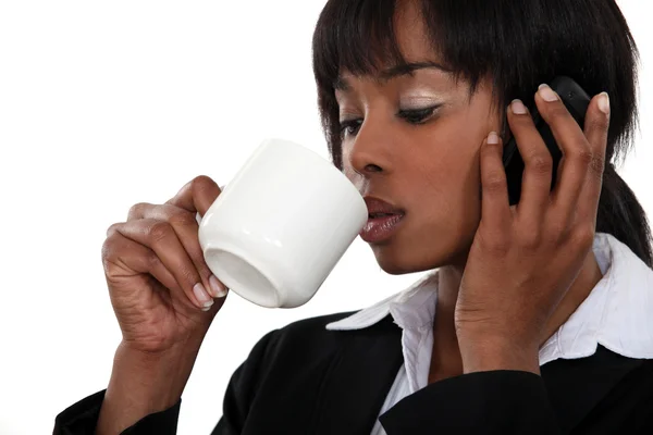 Жінка по телефону з чашкою кави — стокове фото