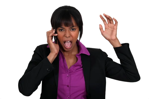 A black businesswoman furious over the phone. — Stock Photo, Image