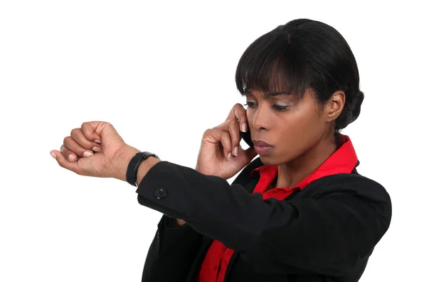 Kvinna kontrollera klocka — Stockfoto