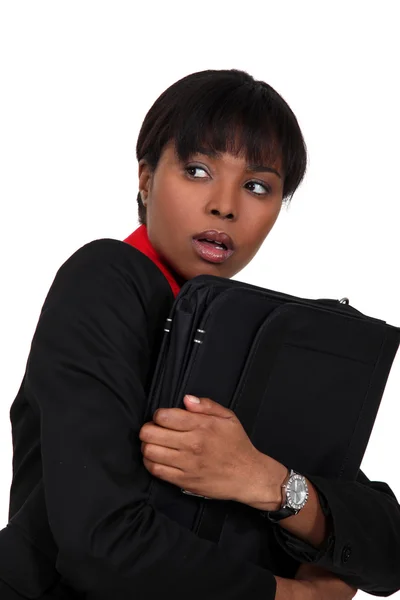 Mujer sosteniendo su maleta — Foto de Stock