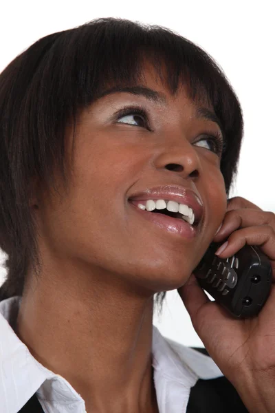 Šťastný podnikatelka mluvit o telefonu — Stock fotografie