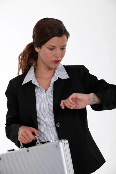 Femme d'affaires avec porte-documents vérifier montre — Photo