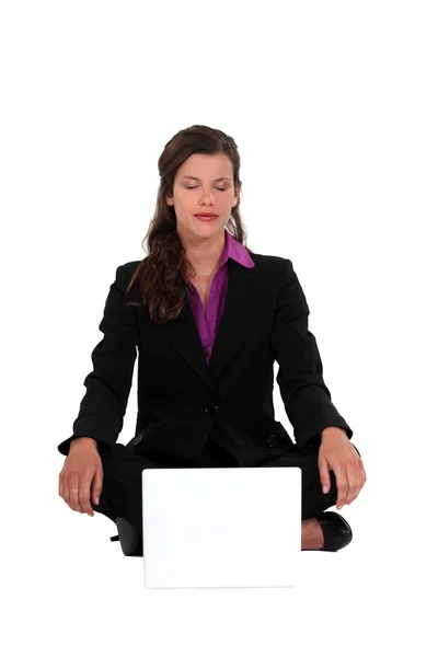 Una mujer de negocios en una posición de loto . — Foto de Stock