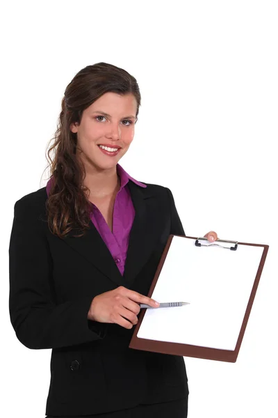 Eine Geschäftsfrau präsentiert ein Klemmbrett. — Stockfoto