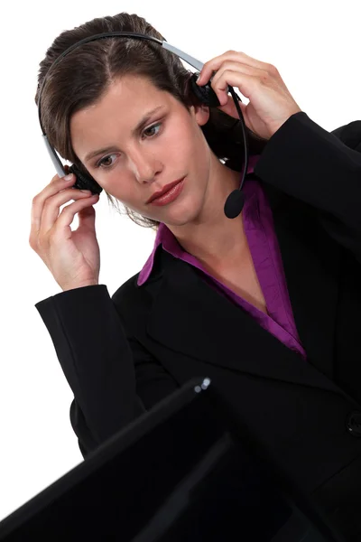 Recepcionista feminina com fone de ouvido — Fotografia de Stock