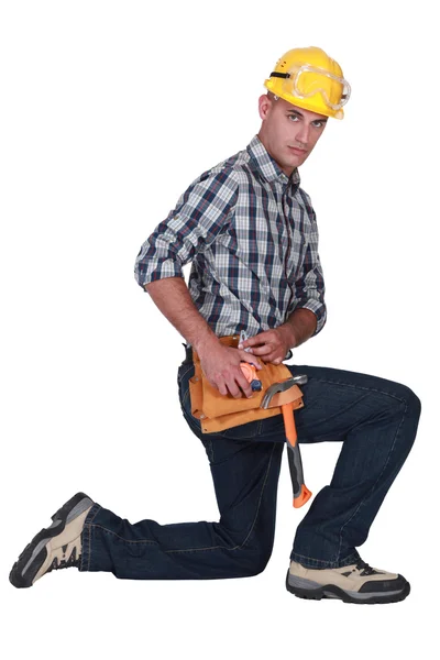 Bauarbeiter kniet — Stockfoto