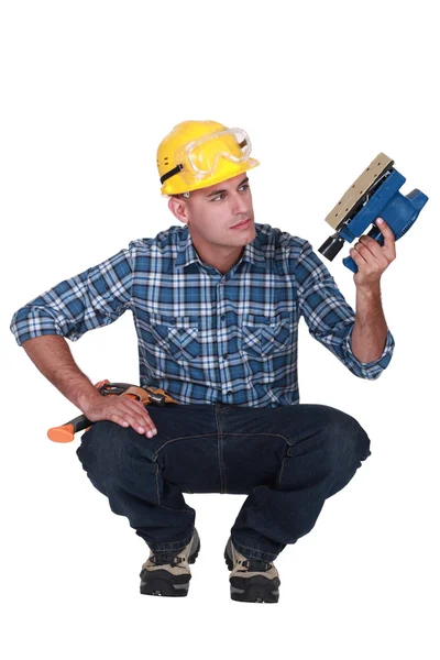 Homem segurando uma lixadeira elétrica — Fotografia de Stock