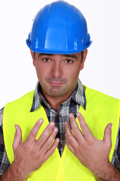 Будівельник тримає руки вгору — стокове фото