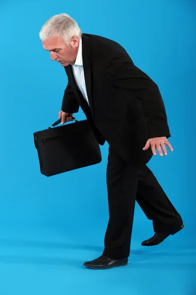 Senior zakenman onzichtbaar strakke koord lopen — Stockfoto