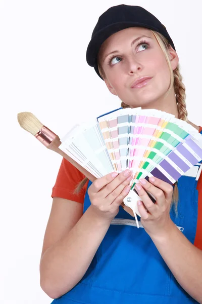 Hantverkerska målare innehar en färgkarta — Stockfoto