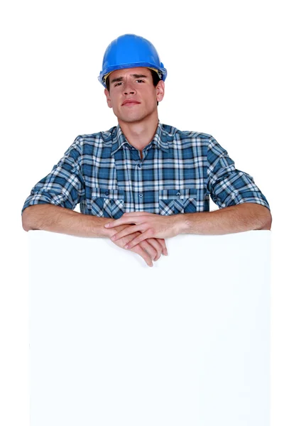 Skeptický dělník s prázdnou desky — Stock fotografie