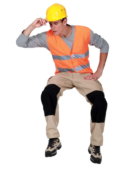 Trabajador de construcción mirando hacia abajo —  Fotos de Stock