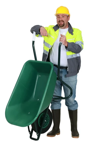 Workman met een kruiwagen — Stockfoto