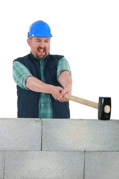 Man vernietigen muur met slee-hamer — Stockfoto