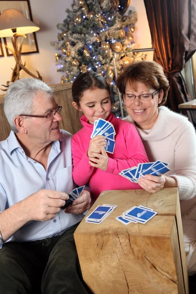 Familia juego de cartas en Navidad — Foto de Stock
