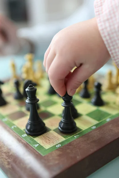 Крупный план малыша, играющего в шахматы — стоковое фото