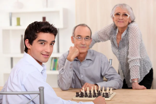 Семья играет в шахматы вместе — стоковое фото