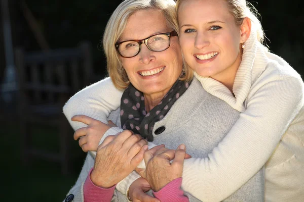 Chica abrazando a su abuela —  Fotos de Stock