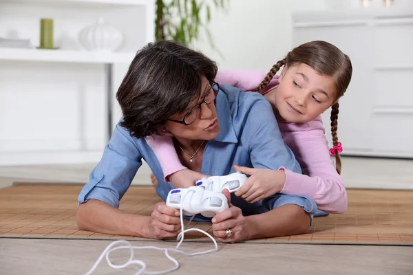 Moeder en dochter spelen van videospellen — Stockfoto