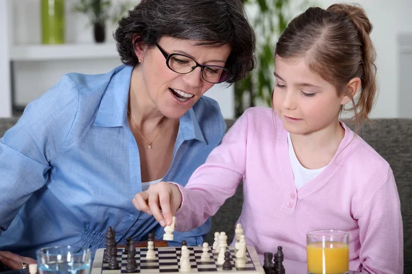 Mère et fille jouant aux échecs — Photo