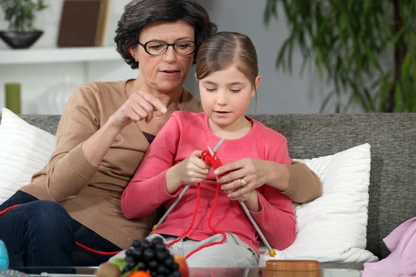 Mulher ensinando como tricotar a menina — Fotografia de Stock